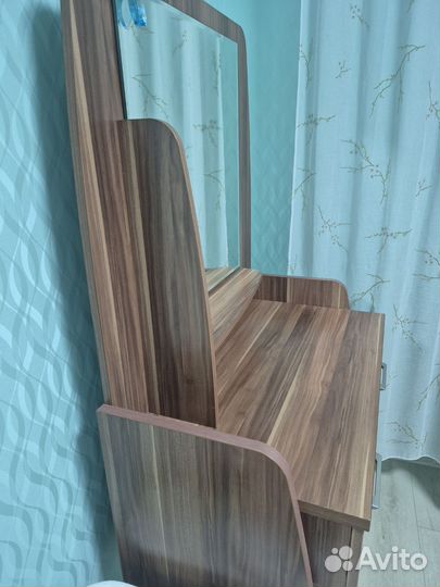 Туалетный столик с зеркалом