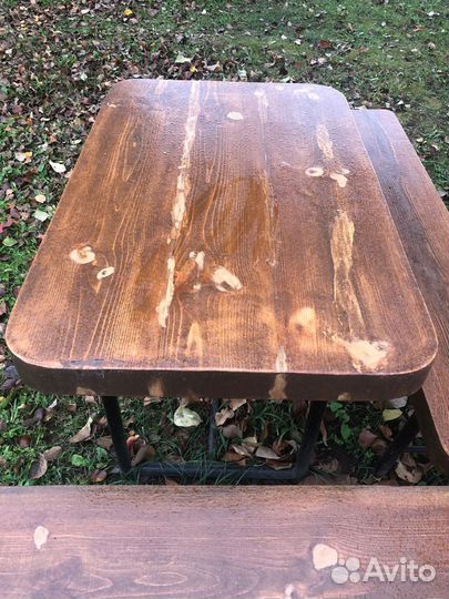 Стол и две лавки