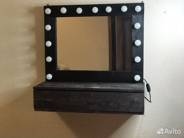 Гримерное зеркало с лампочками