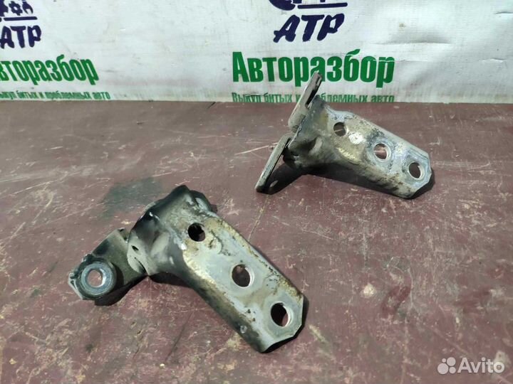 Петли двери передней правой Mitsubishi Pajero 4