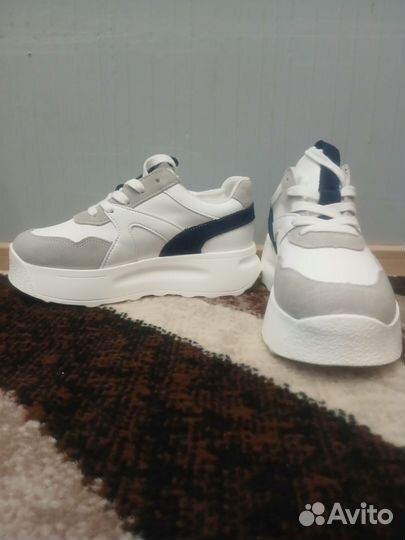 Кроссовки женские