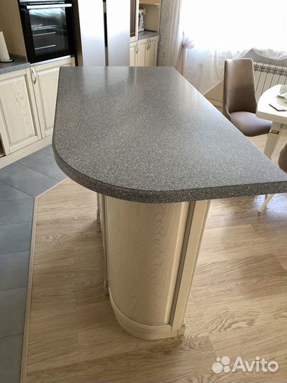 Островок-барный столик