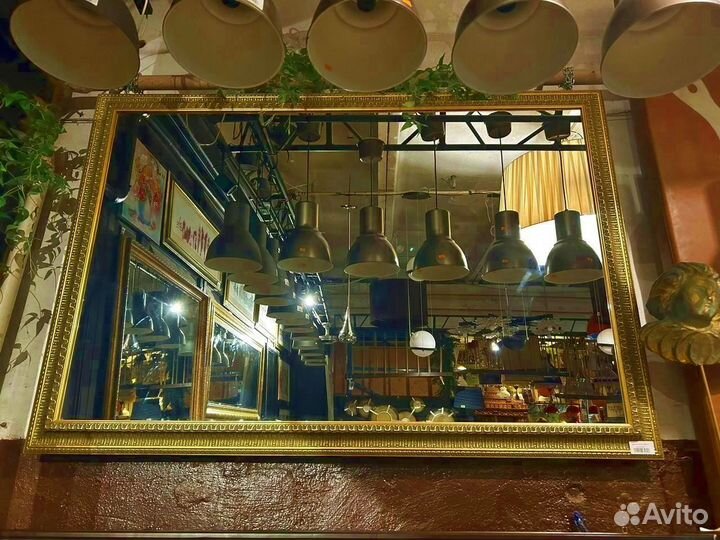 Большое зеркало в багетной раме