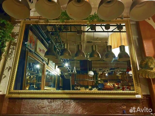 Большое зеркало в багетной раме