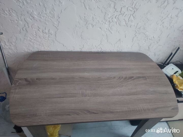 Кухонный стол и табуретки