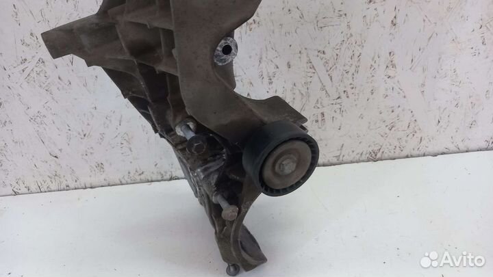 Кронштейн генератора 1.6 K7M Renault Logan 2