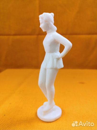 Статуэтка юная фигуристка (конькобежка)
