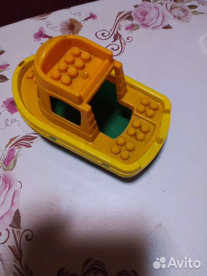 Пластиковый катер и справочник по судовождению