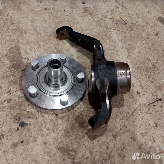 Кулак поворотный с регулир.подшипниками на ниву