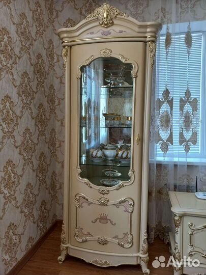 Ветрины, и комод