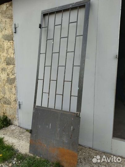 Решётка оконная металлическая с дверью