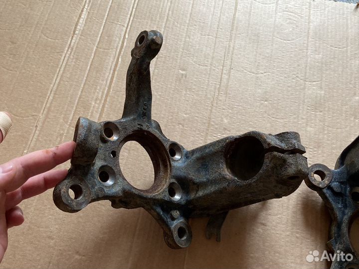 Передний левый кулак Tiguan Тигуан 1K0407255AA