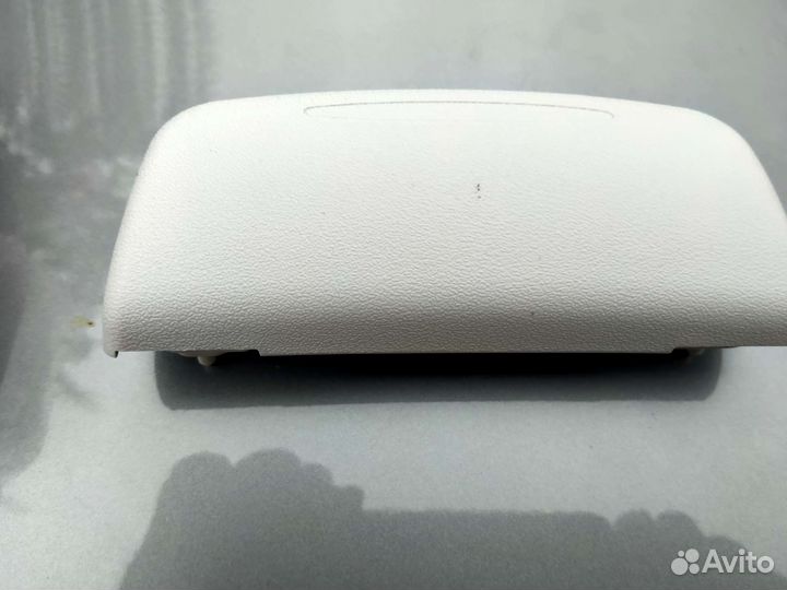 Очечник Веста, Гранта