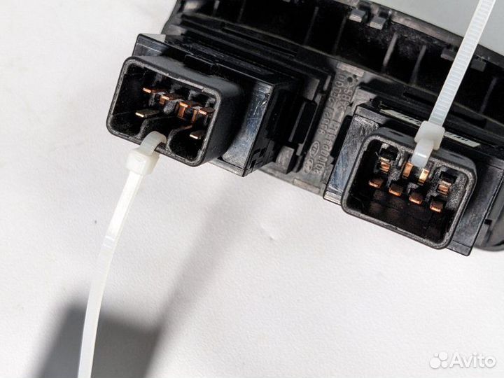 Кнопка обогрева сидений правая Hyundai Tucson JM