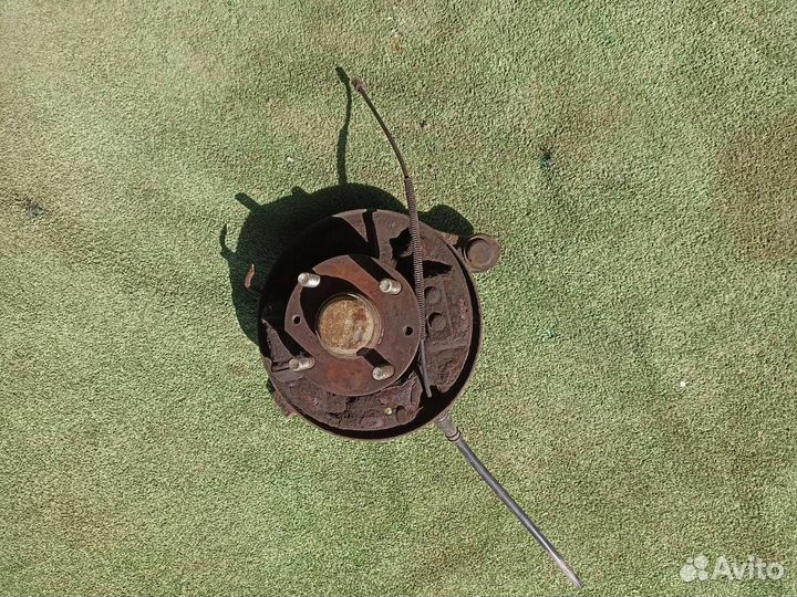 Поворотный кулак задний левый Kia Spectra седан