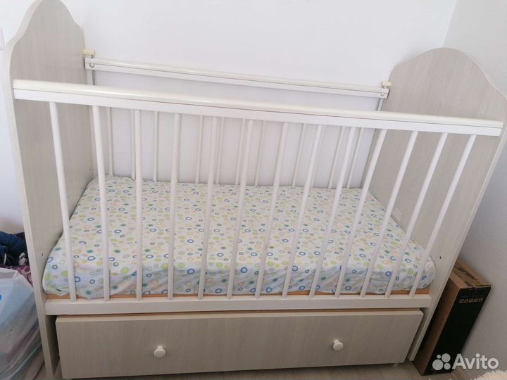 Детская кроватка с маятником