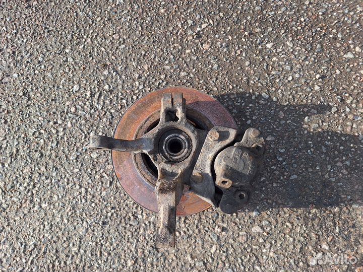 Передний правый кулак Renault Logan, Sandero 1