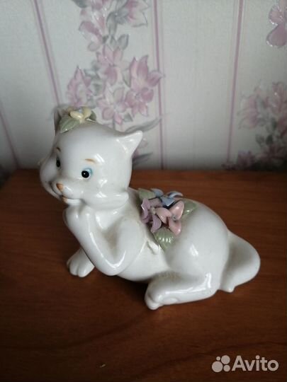Статуэтка фарфор. Кошечка. 8x 10 см
