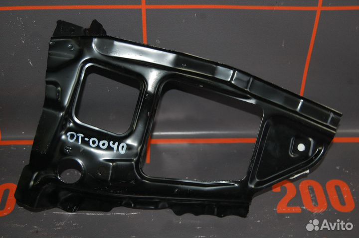 Кронштейн стойки передней - Toyota Land Cruiser