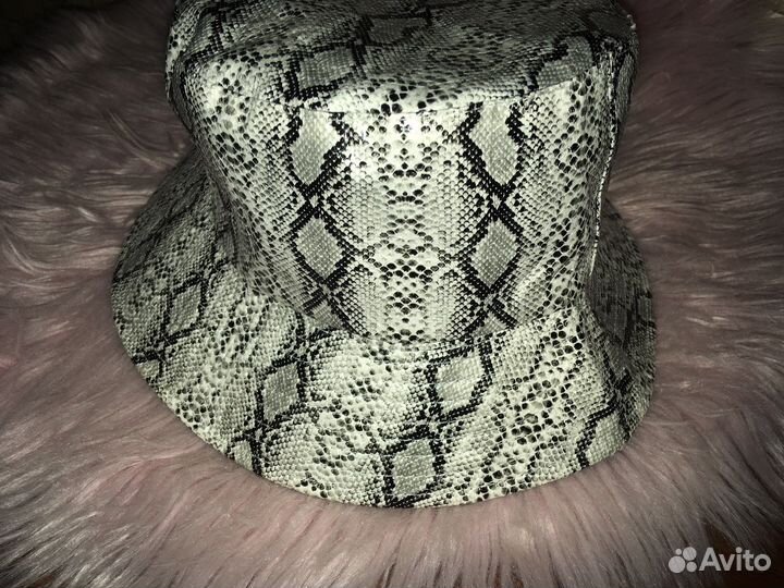 Панама кожаная со змеиным принтом черно-белая