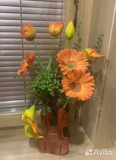 Композиция из цветов в скрипке