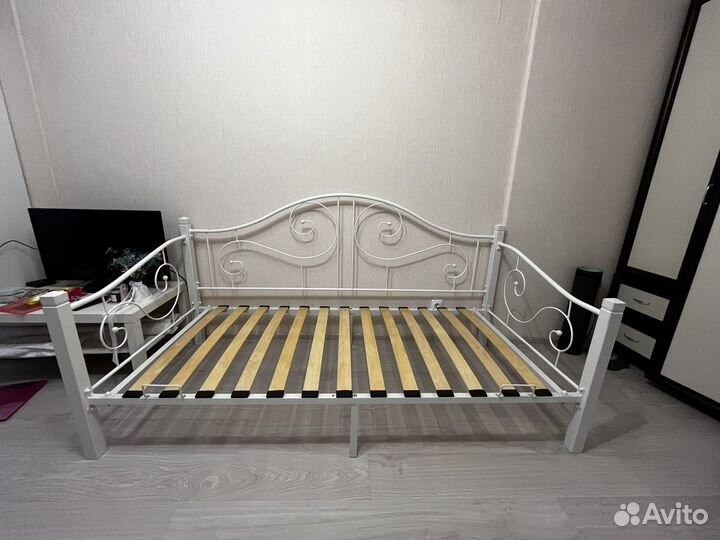 Кровать и матрас