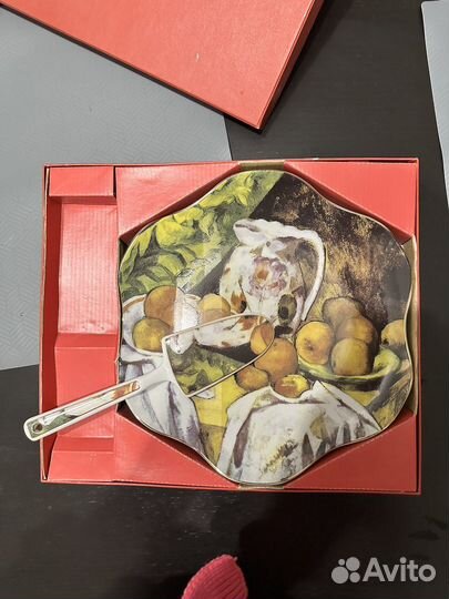 Столовое блюдо с лопаткой