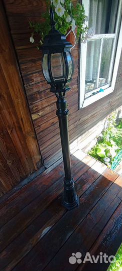 Уличный фонарь на столбе