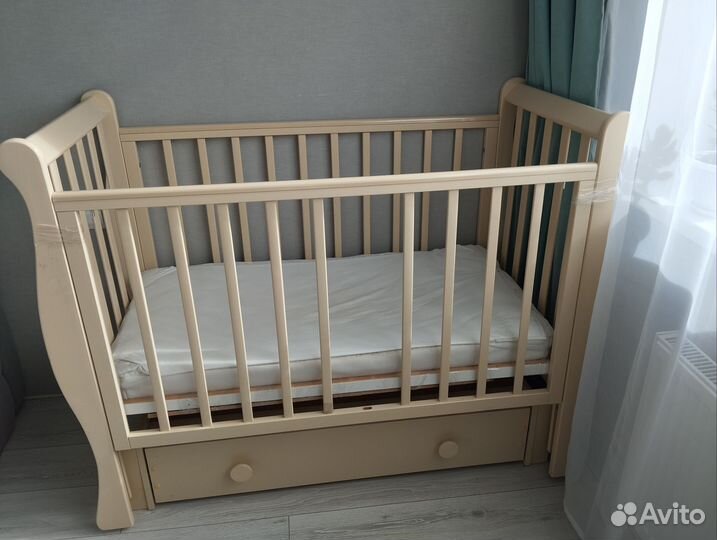 Детская кроватка с маятником и ящиком