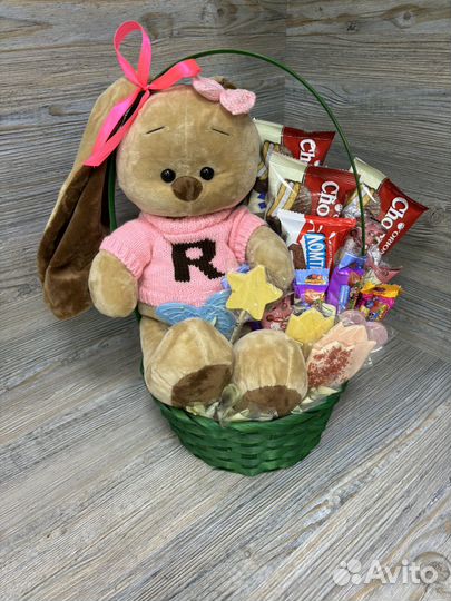 Корзина со сладостями для девочки с игрушкой