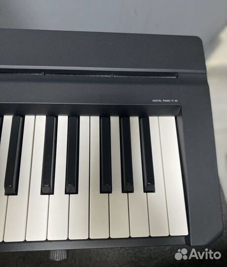 Цифровое пианино yamaha p 45 в подарок стойка