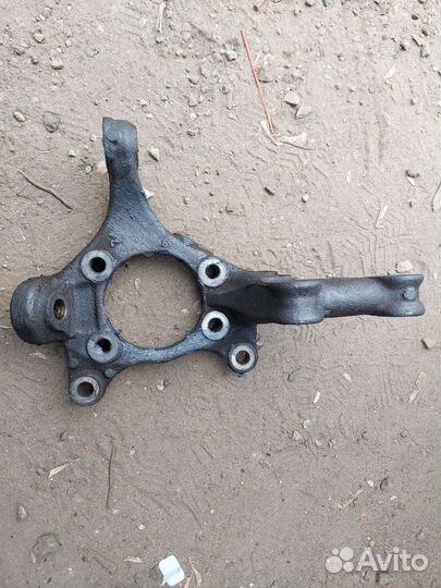 Кулак левый Toyota corolla 150