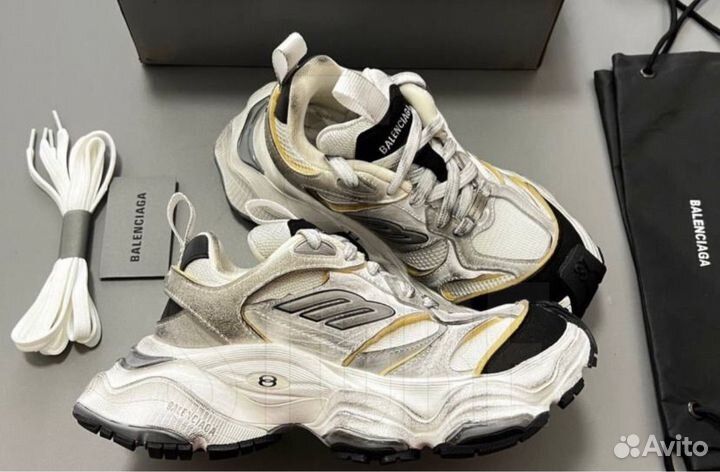 Кроссовки Balenciaga cargo на руках