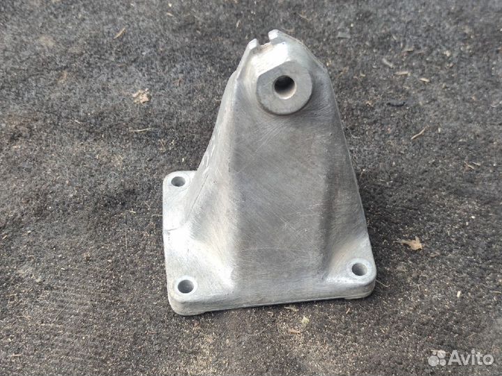 Кронштейн опоры двигателя Mercedes M111 OM611 604