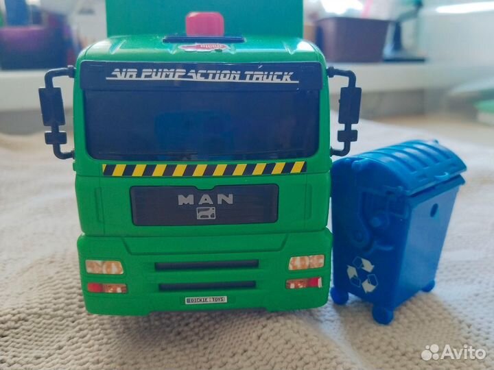 Большой зеленый мусоровоз с контейнером