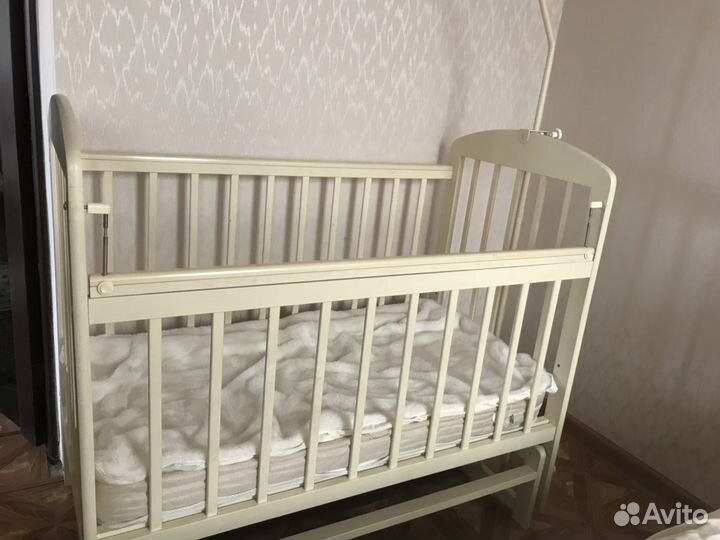 Кровать и комод