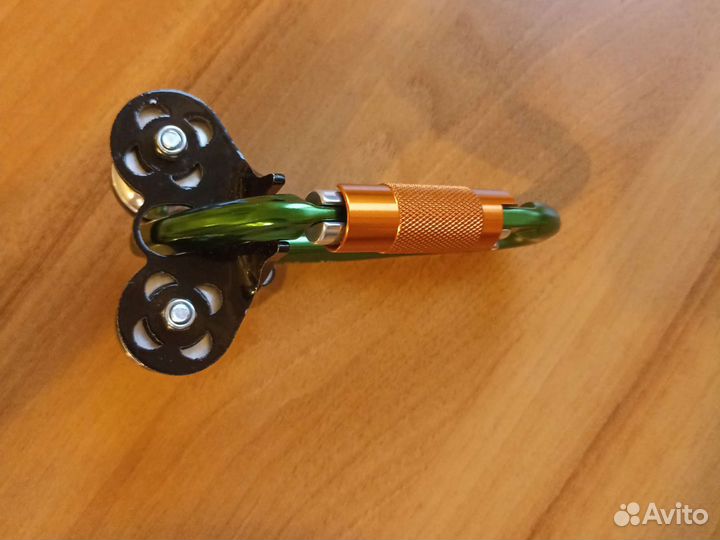 Трекинговый ролик на карабине Guru