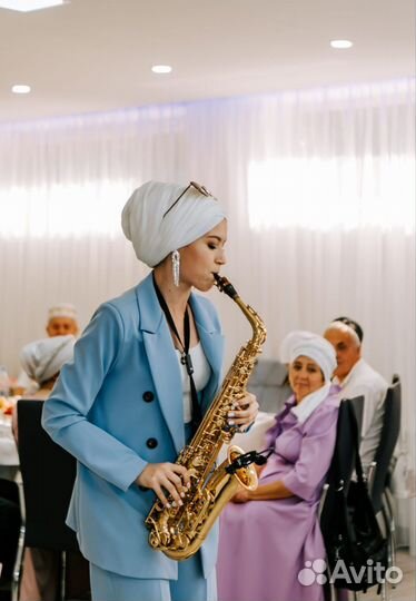Саксофонист на мероприятии