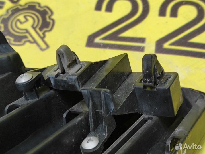 Решетка радиатора передняя левая Nissan Primera