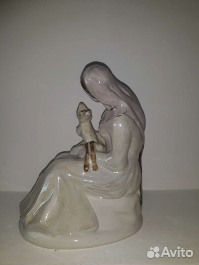 Фарфоровая статуэтка Девушка с ланью