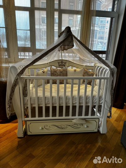 Детская кроватка с универсальным маятником