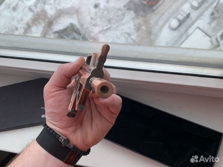 Зажигалка газовая в виде автомата