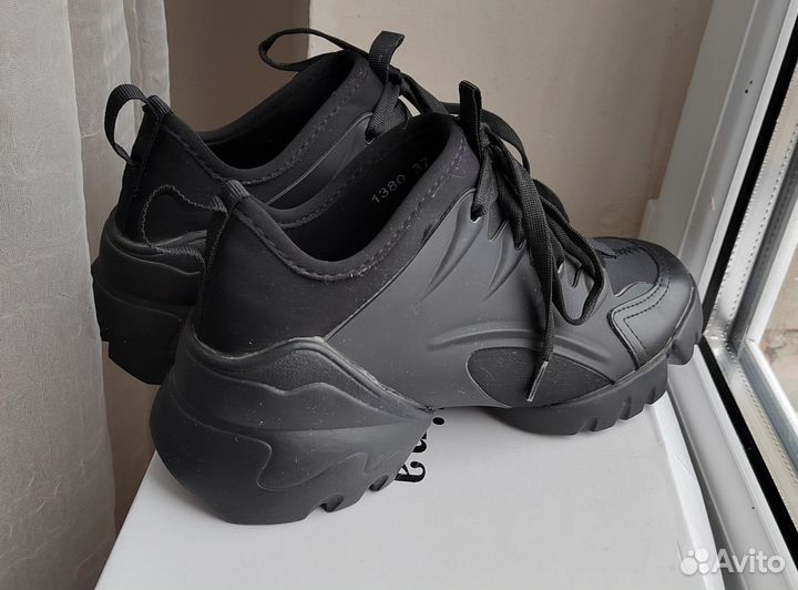 Кроссовки женские