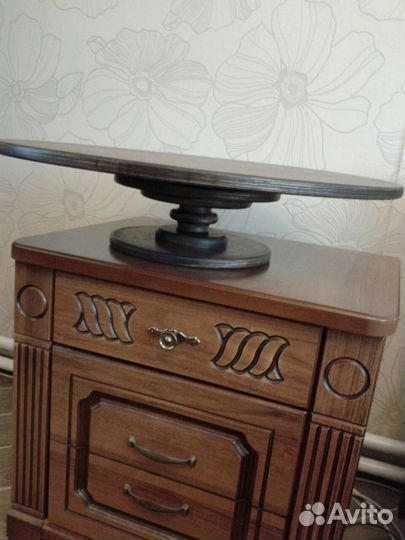 Вращающаяся подставка для блюд на стойке (ножке)