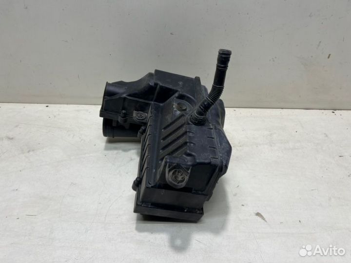 Корпус воздушного фильтра передний Volkswagen