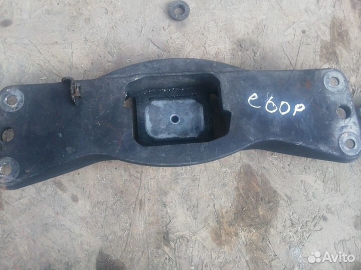 Траверса МКПП для бмв е60 BMW e60