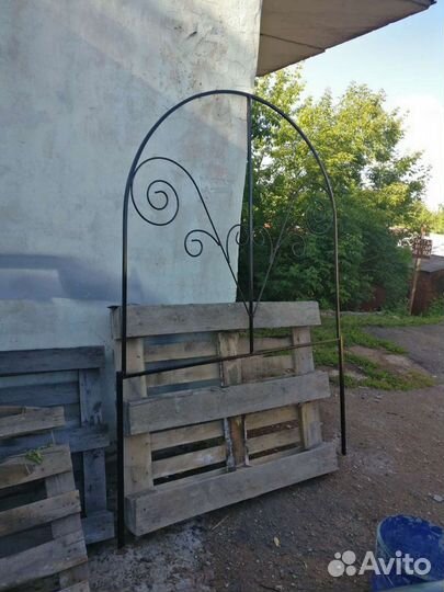 Металлический каркас для поддержки кустов цветов