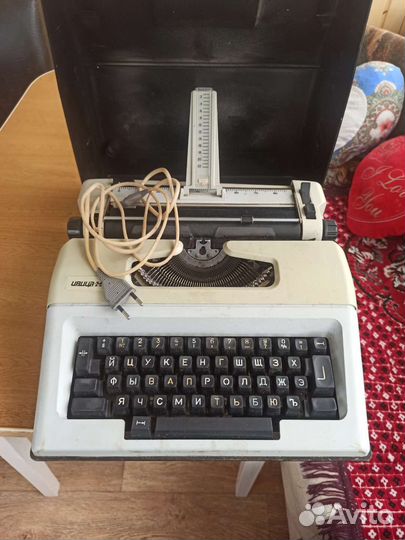 Пишущая машинка.,Ивица, М