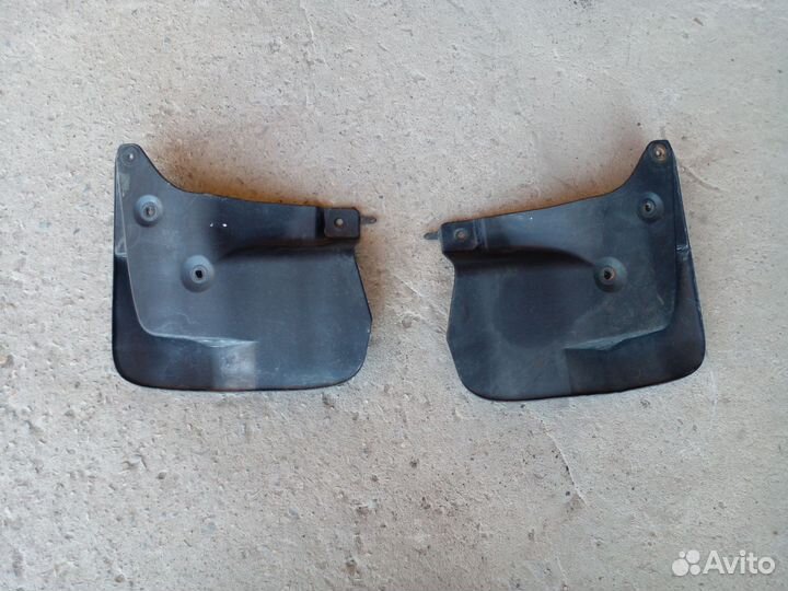 Брызговик передний Toyota Land Cruiser 200