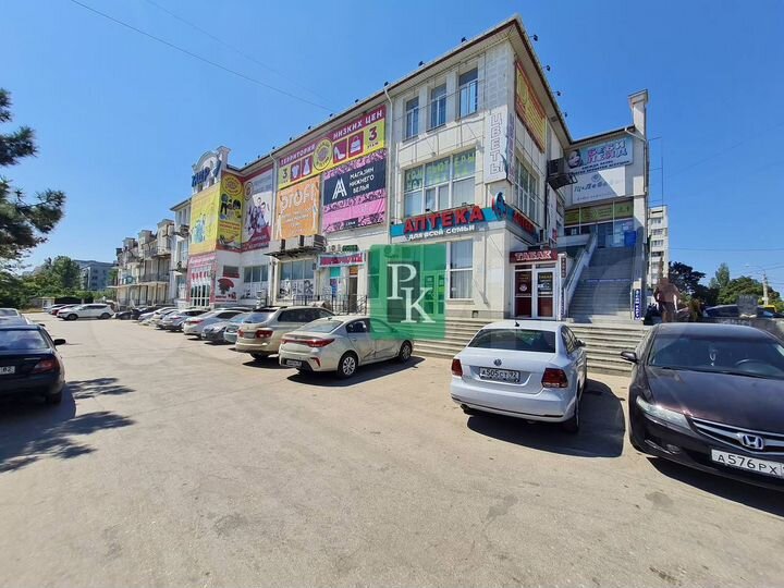 Торговое помещение на входе в ТЦ 